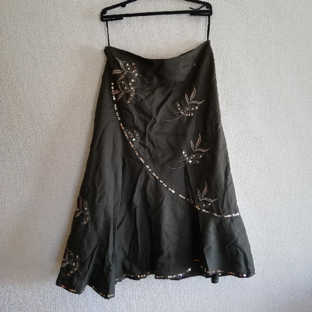 armoire caprice(アーモワールカプリス)のアーモワールカプリス　カーキ　刺繍入りスカート　 レディースのスカート(ひざ丈スカート)の商品写真