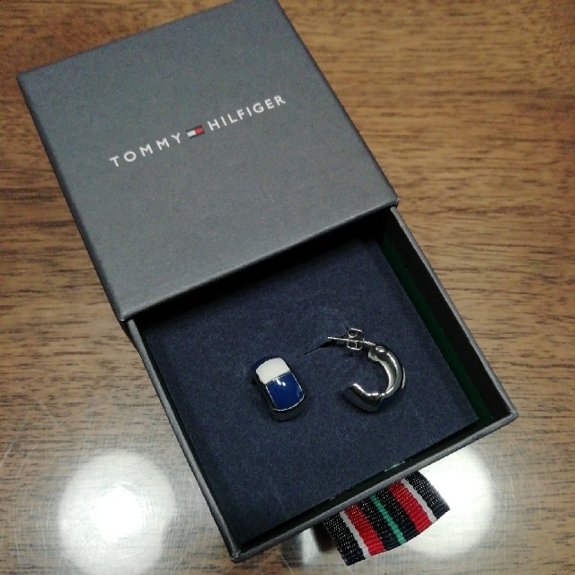 TOMMY HILFIGER(トミーヒルフィガー)のトミーヒルフィガー　ピアス レディースのアクセサリー(ピアス)の商品写真