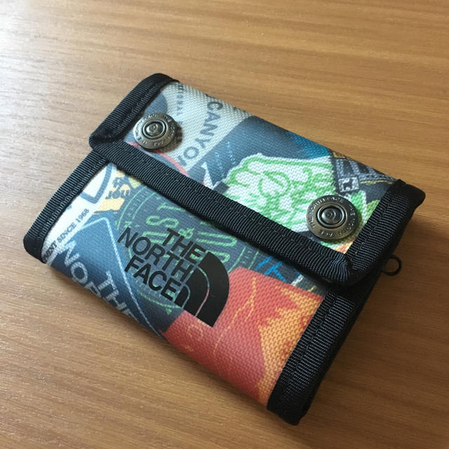 THE NORTH FACE(ザノースフェイス)のノースフェイス 財布 ステッカー柄 メンズのファッション小物(折り財布)の商品写真