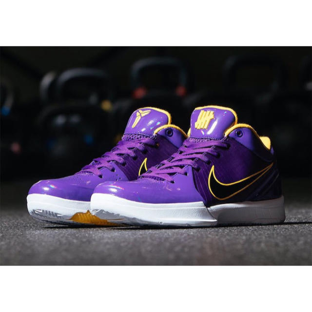 NIKE(ナイキ)の28.5 UNDEFEATED NIKE KOBE 4 PURPLE メンズの靴/シューズ(スニーカー)の商品写真