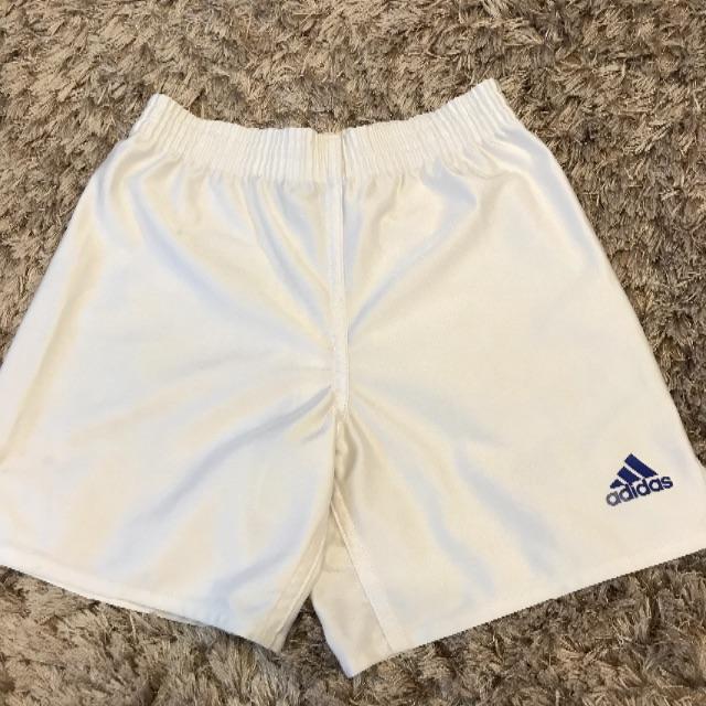 adidas(アディダス)の130 アディダス 白短パン キッズ/ベビー/マタニティのキッズ服男の子用(90cm~)(パンツ/スパッツ)の商品写真