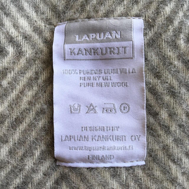 羊毛100％原産地【Lapuan Kankurit】 ポケットつきショール グレー×ホワイト