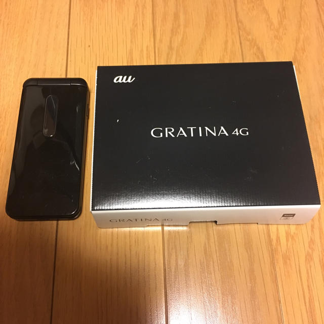 au(エーユー)のGRATINA 4G スマホ/家電/カメラのスマートフォン/携帯電話(携帯電話本体)の商品写真