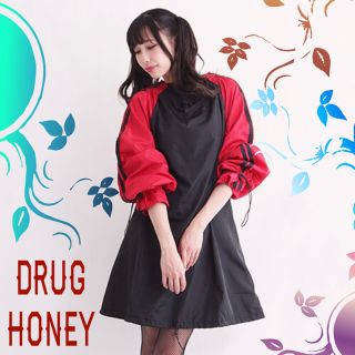 ファンキーフルーツ(FUNKY FRUIT)のもっちゃん様【DrugHoney】ナイロン地袖ライン入りドローコードパーカー★赤(ひざ丈ワンピース)