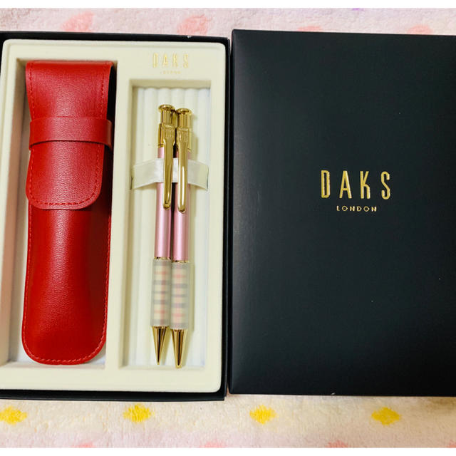 DAKS(ダックス)の期間限定値下《新品・未使用》DAKSボールペン&シャーペンセット(ペンケース付) インテリア/住まい/日用品の文房具(ペン/マーカー)の商品写真