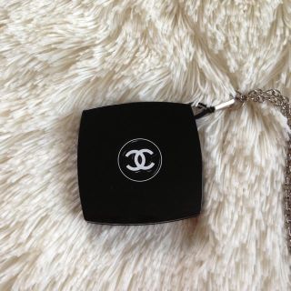 シャネル(CHANEL)の☆CHANELのコンパクトミラー☆(ストラップ/イヤホンジャック)