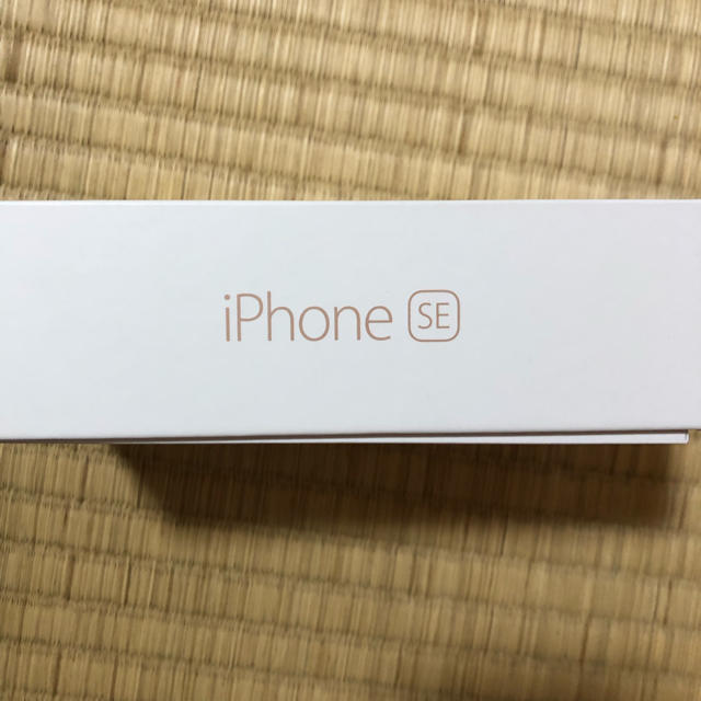 iPhone(アイフォーン)のiPhone SE 32GB SIMフリー スマホ/家電/カメラのスマートフォン/携帯電話(スマートフォン本体)の商品写真