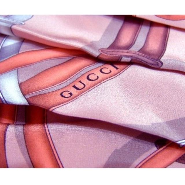 Gucci(グッチ)のグッチベルトモチーフスカーフ柄プリーツスカートモーヴピンク　新品S22 レディースのスカート(ひざ丈スカート)の商品写真