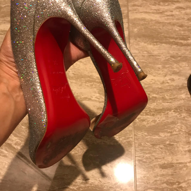 Christian Louboutin(クリスチャンルブタン)のルブタン 1回着用 シルバーラメパンプス レディースの靴/シューズ(ハイヒール/パンプス)の商品写真