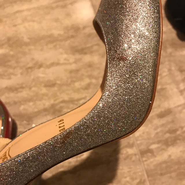 Christian Louboutin(クリスチャンルブタン)のルブタン 1回着用 シルバーラメパンプス レディースの靴/シューズ(ハイヒール/パンプス)の商品写真