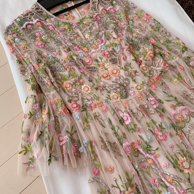GRACE CONTINENTAL(グレースコンチネンタル)のneedle&thread 総ビーズ 刺繍ドレス ベージュ レディースのフォーマル/ドレス(ミディアムドレス)の商品写真