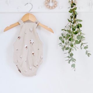 キャラメルベビー&チャイルド(Caramel baby&child )の新品✦organic zoo コットンフラワー柄 サロペット ブルマ 6-12M(ロンパース)