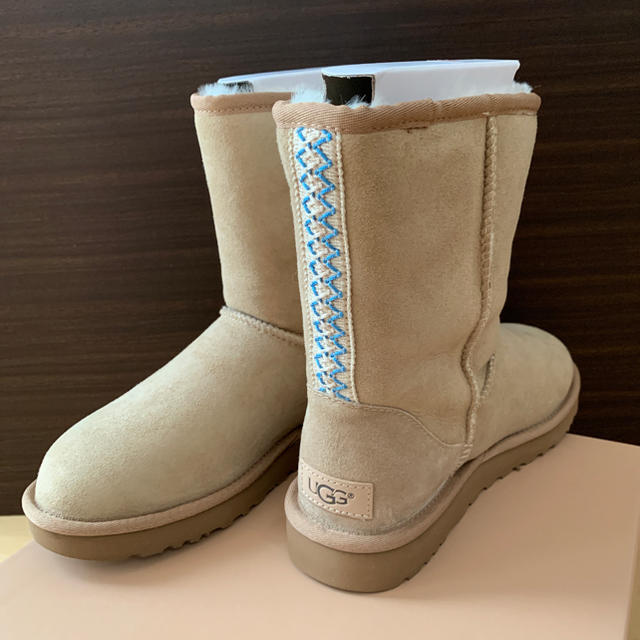 UGG(アグ)のs様専用　UGG 40周年限定 Classic クラシック ショート 25 レディースの靴/シューズ(ブーツ)の商品写真