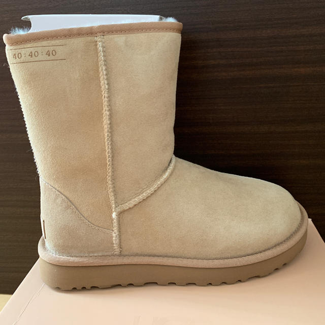 UGG(アグ)のs様専用　UGG 40周年限定 Classic クラシック ショート 25 レディースの靴/シューズ(ブーツ)の商品写真