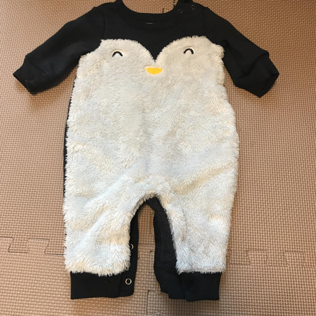 babyGAP(ベビーギャップ)のGAP　ベビーギャップ0-3M  ペンギン フェイクファーボディオール キッズ/ベビー/マタニティのベビー服(~85cm)(ロンパース)の商品写真