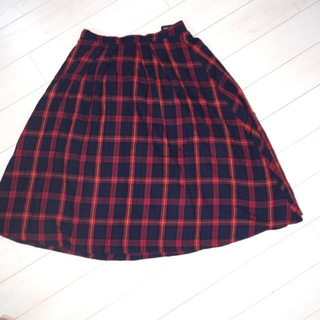 ウィゴー(WEGO)の秋の赤チェックフレアー膝下スカート(ひざ丈スカート)