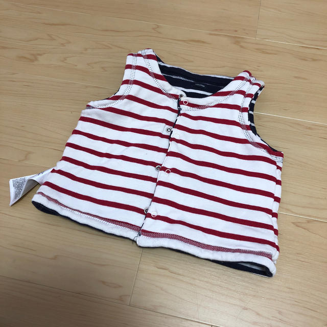 babyGAP(ベビーギャップ)のbaby Gap リバーシブルベスト キッズ/ベビー/マタニティのベビー服(~85cm)(その他)の商品写真