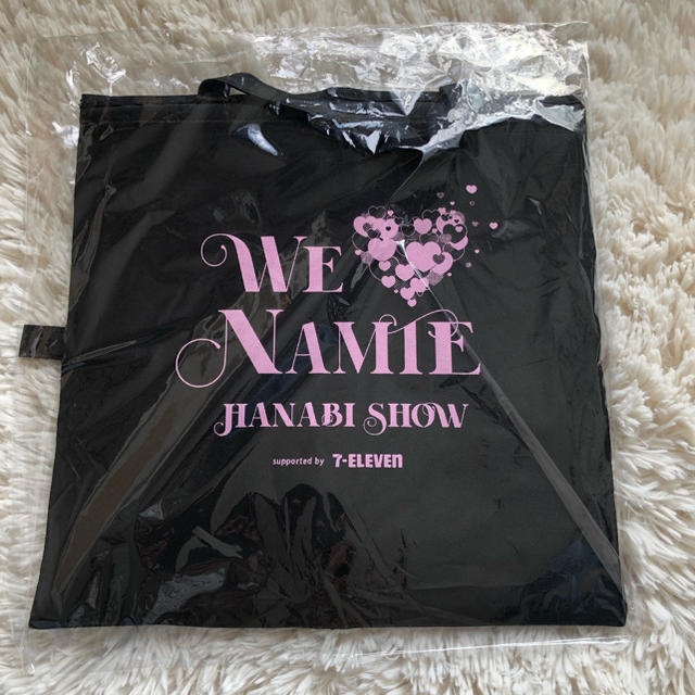 安室奈美恵 We♡NAMIE HANABI SHOW うちわ 座布団バッグ エンタメ/ホビーのタレントグッズ(ミュージシャン)の商品写真