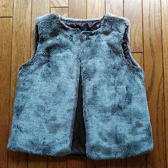 GAP Kids(ギャップキッズ)のGAPkids フェイクファーベスト140 キッズ/ベビー/マタニティのキッズ服女の子用(90cm~)(ジャケット/上着)の商品写真