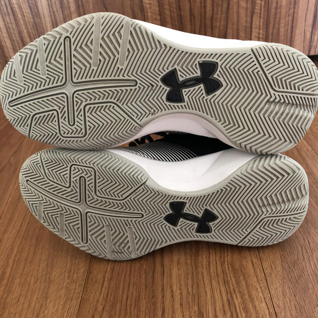 UNDER ARMOUR(アンダーアーマー)のバスケットシューズ☆22.５㎝ キッズ/ベビー/マタニティのキッズ靴/シューズ(15cm~)(スニーカー)の商品写真