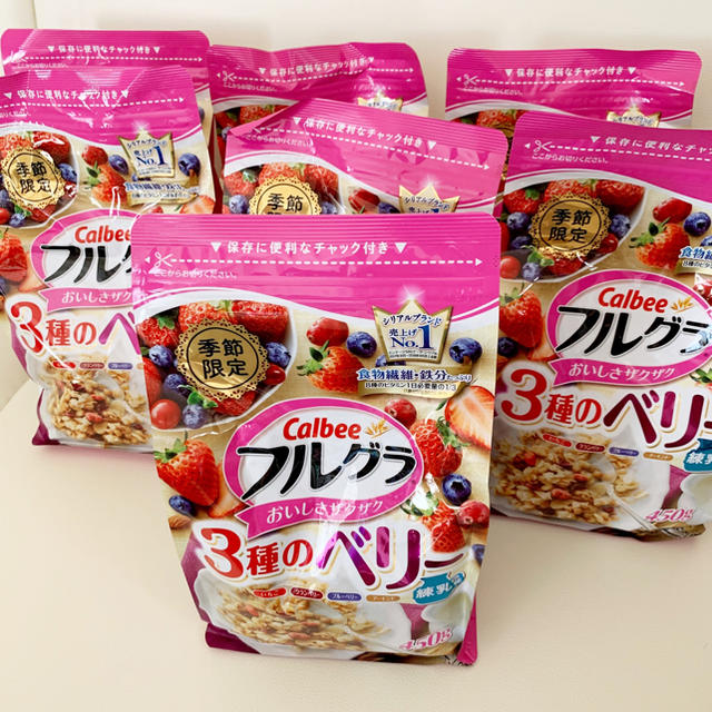 カルビー(カルビー)の【youtaku様専用】フルグラ 3種のベリー 練乳味 450g 7袋 期間限定 食品/飲料/酒の食品(米/穀物)の商品写真