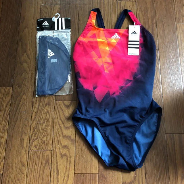 adidas(アディダス)の競泳水着 (L)  帽子(M) セット レディースの水着/浴衣(水着)の商品写真