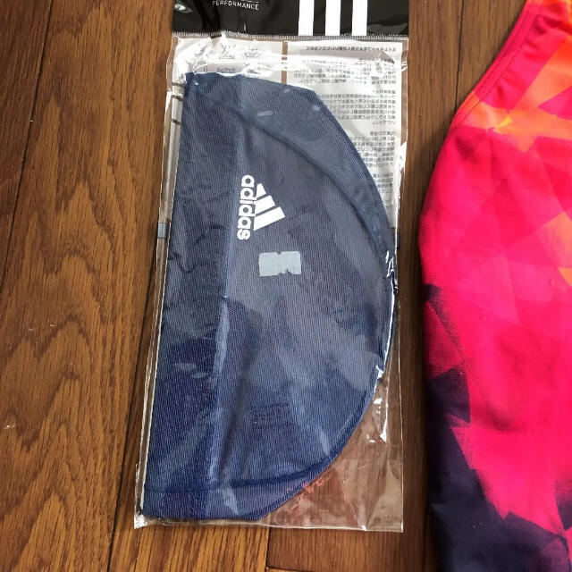 adidas(アディダス)の競泳水着 (L)  帽子(M) セット レディースの水着/浴衣(水着)の商品写真