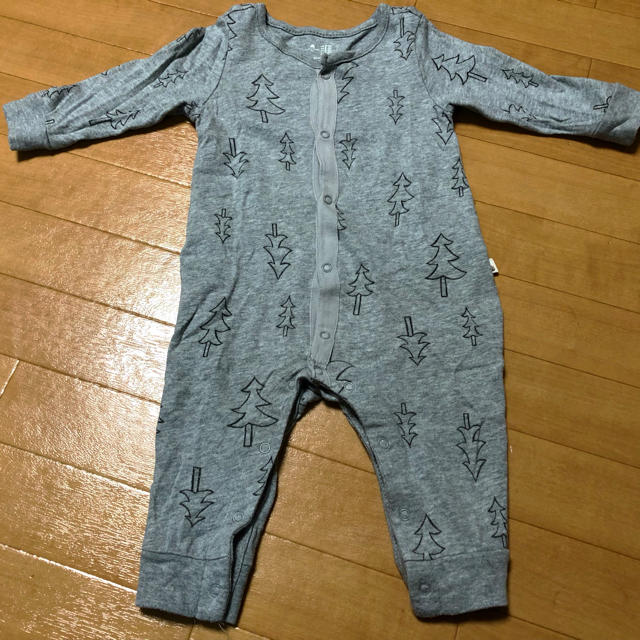 babyGAP(ベビーギャップ)の★ベビーギャップ 長袖ロンパース ツリー柄 グレー 65★ キッズ/ベビー/マタニティのベビー服(~85cm)(ロンパース)の商品写真