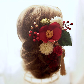 椿とピンポンマム、タッセル付き 実の髪飾り 成人式や結婚式和装にオススメ(ヘアピン)