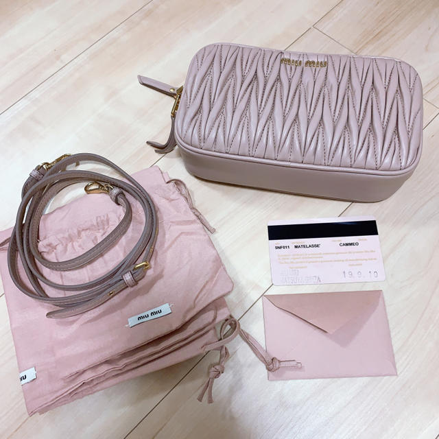 miumiu マテラッセレザーポーチ