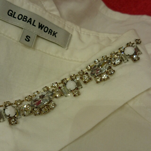 GLOBAL WORK(グローバルワーク)のちゆり様✴グローバル✴ビジュー付白シャツ レディースのトップス(シャツ/ブラウス(長袖/七分))の商品写真