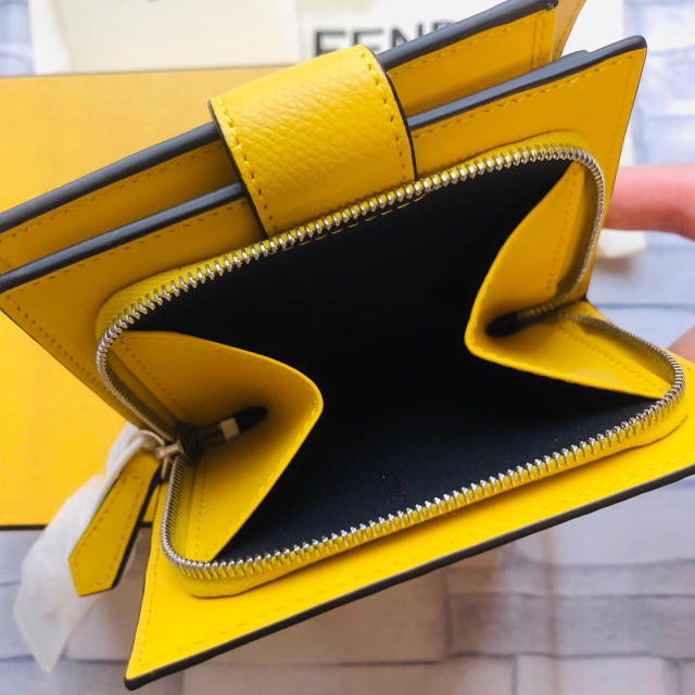 FENDI(フェンディ)の雑誌掲載 F is FENDI コンパクト財布 レディースのファッション小物(財布)の商品写真