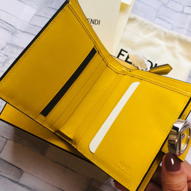 FENDI(フェンディ)の雑誌掲載 F is FENDI コンパクト財布 レディースのファッション小物(財布)の商品写真