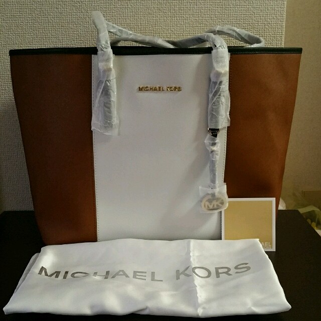 Michael Kors(マイケルコース)のジェットセットトラベルトート茶/白　送込 レディースのバッグ(トートバッグ)の商品写真