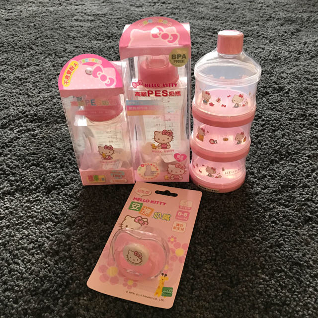 新品 ハローキティ プラスチック製哺乳2本 ミルクケースおしゃぶり 新品 ハローキティ プラスチック製哺乳2本 ミルクケースおしゃぶり