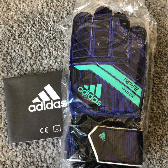 adidas(アディダス)の「新品未使用」サッカーグローブ キッズ サイズ6号　小学低学年 スポーツ/アウトドアのサッカー/フットサル(その他)の商品写真