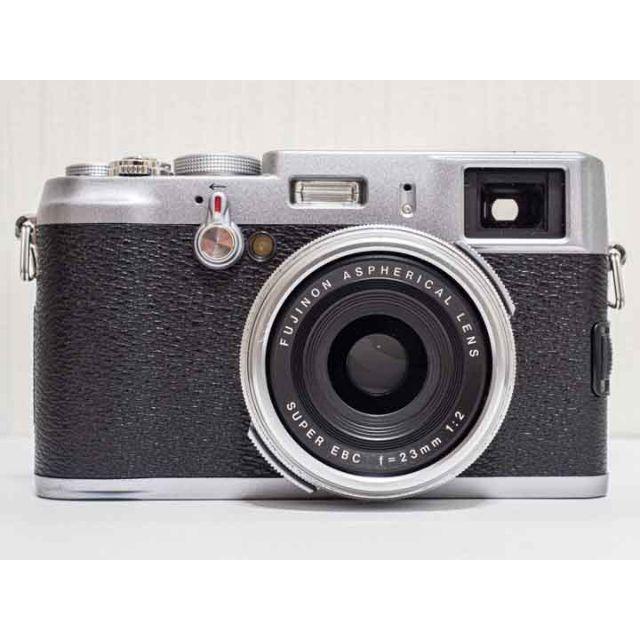 富士フイルム(フジフイルム)の富士フイルム FUJIFILM X100 シルバー 美品 スマホ/家電/カメラのカメラ(コンパクトデジタルカメラ)の商品写真