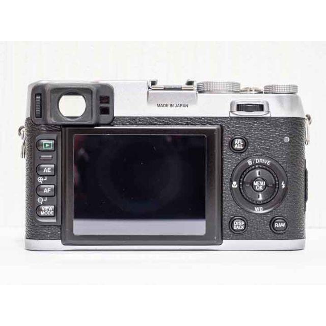 富士フイルム(フジフイルム)の富士フイルム FUJIFILM X100 シルバー 美品 スマホ/家電/カメラのカメラ(コンパクトデジタルカメラ)の商品写真