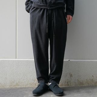 コモリ(COMOLI)の【19ss】comoli シルクネップ テーパードパンツ ブラック 【希少品】(スラックス)