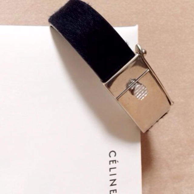 celine(セリーヌ)のCELINEハラコバングル レディースのアクセサリー(ブレスレット/バングル)の商品写真