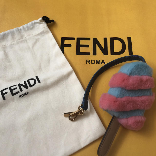 FENDI(フェンディ)の新品 フェンディ アイス ファー チャーム エルメス グッチ プラダ ハンドメイドのファッション小物(バッグチャーム)の商品写真