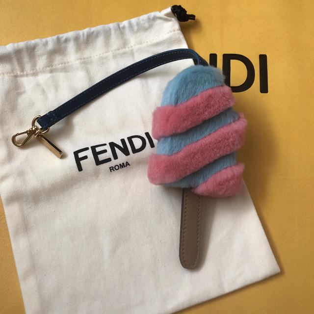 FENDI(フェンディ)の新品 フェンディ アイス ファー チャーム エルメス グッチ プラダ ハンドメイドのファッション小物(バッグチャーム)の商品写真