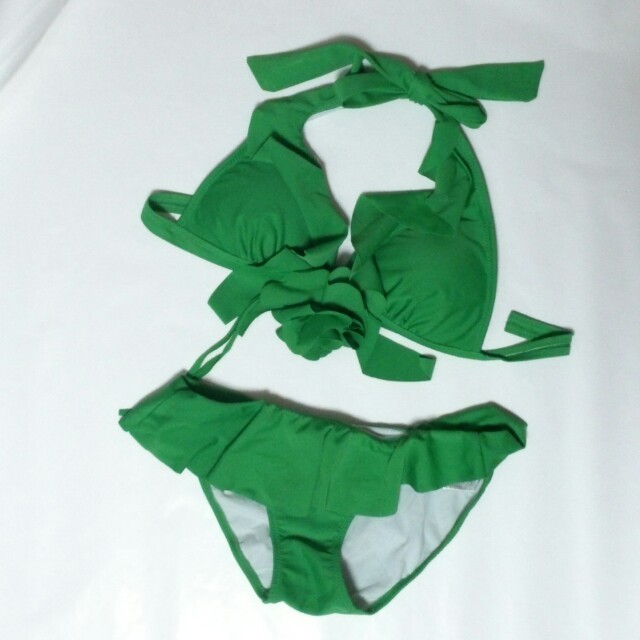 フリルつきグリーンの水着♪ レディースの水着/浴衣(水着)の商品写真