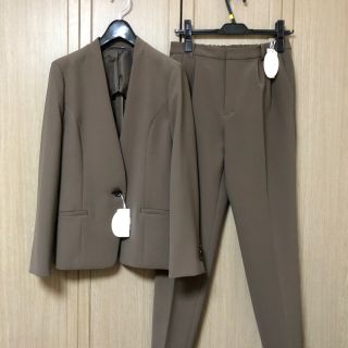 アオヤマ(青山)の新品⭐️BAILA記載 ノーカラー ストレッチスーツ⭐️秋冬トレンドのカーキ(スーツ)