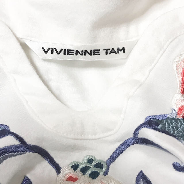 VIVIENNE TAM(ヴィヴィアンタム)の【USED美品】ヴィヴィアンタム 七分袖 ホワイト 刺繍トップス レディースのトップス(カットソー(長袖/七分))の商品写真