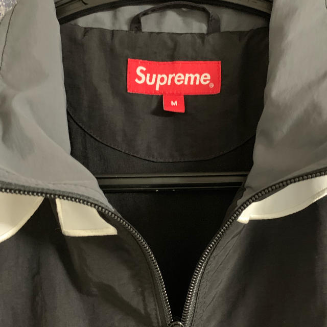 Supreme(シュプリーム)の黒 M 新品 Shoulder Logo Track Jacket シュプリーム メンズのジャケット/アウター(ナイロンジャケット)の商品写真