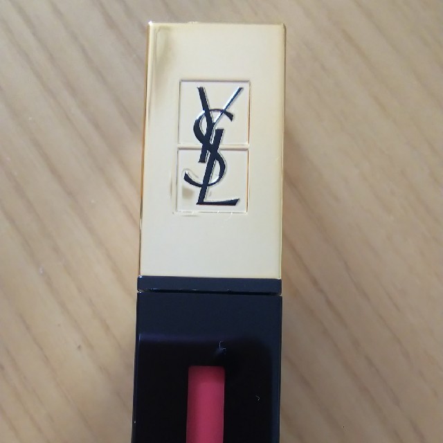 Yves Saint Laurent Beaute(イヴサンローランボーテ)の新品未使用ルージュピュールクチュールヴェルニレベルヌード103イヴ・サンローラン コスメ/美容のベースメイク/化粧品(口紅)の商品写真