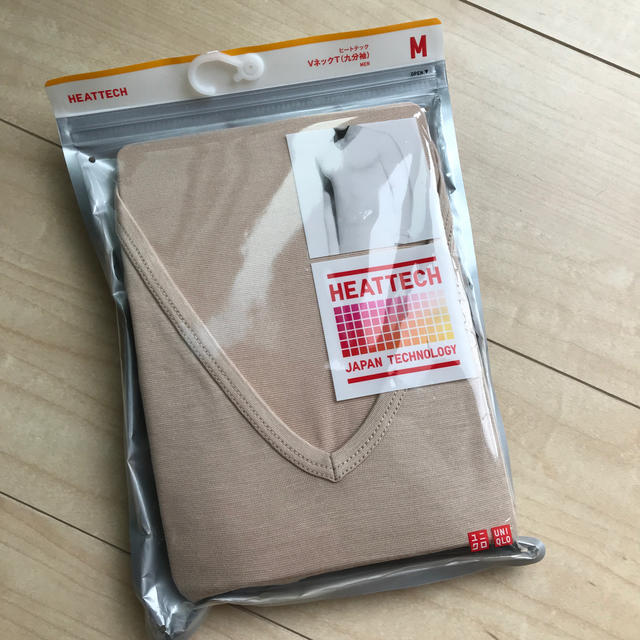 UNIQLO(ユニクロ)のUNIQLO 専用　ヒートテック Ｖネック 9分袖 メンズ ベージュ M 新品 メンズのトップス(その他)の商品写真