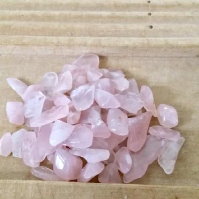 ローズクォーツ 天然水 (輝石、半貴石) 100g ハンドメイドの素材/材料(各種パーツ)の商品写真