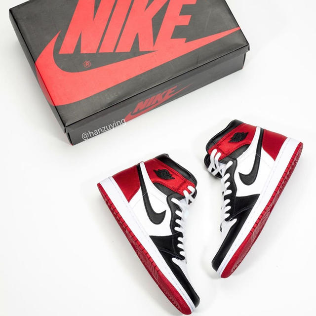 NIKE(ナイキ)のNIKE Air Jordan 1 "Black Toe Satin" レディースの靴/シューズ(スニーカー)の商品写真